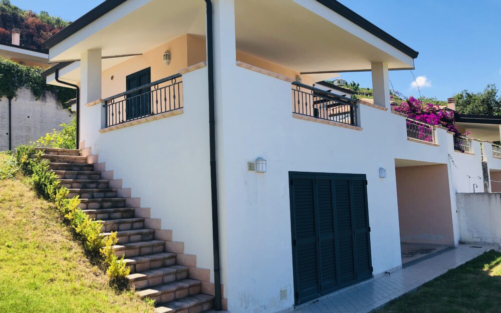 PRIVATE VILLA ZAMBRONE – LARGE HOUSE ON 2 LEVELS WITH MULTIPLE TERRACES