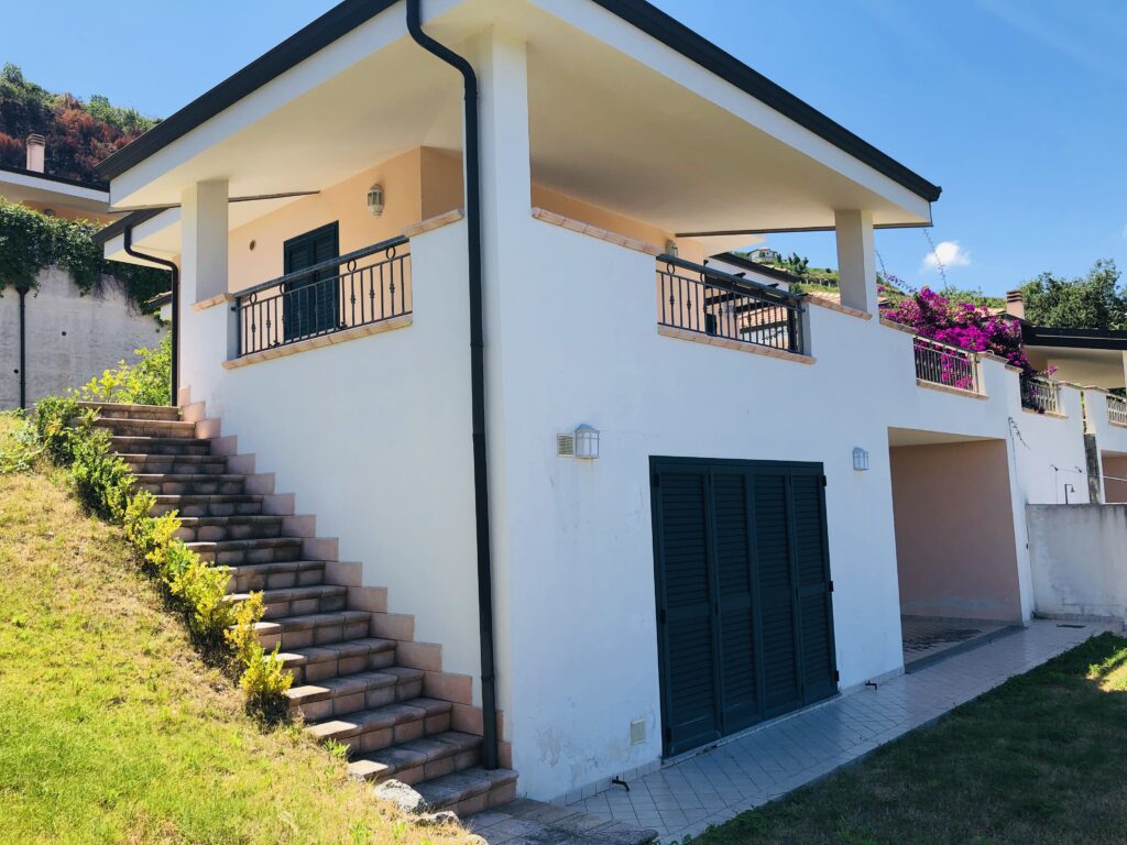 PRIVATE VILLA ZAMBRONE – LARGE HOUSE ON 2 LEVELS WITH MULTIPLE TERRACES